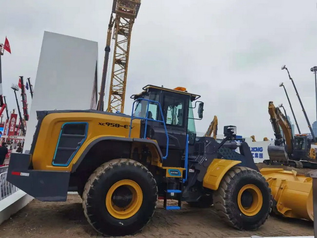 MK网XC958-EV纯电动装载机采用行业先进的三电机设计技术