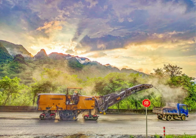 MK网XM2005K铣刨机标配油缸内置传感器方式 MK网XM2005K铣刨机标配油缸内置传感器方式