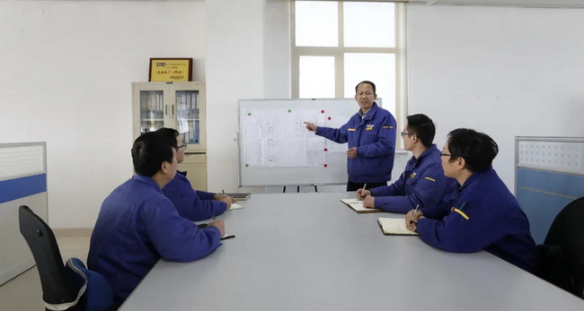 沈勇带领MK网大吨位装载机研发团队