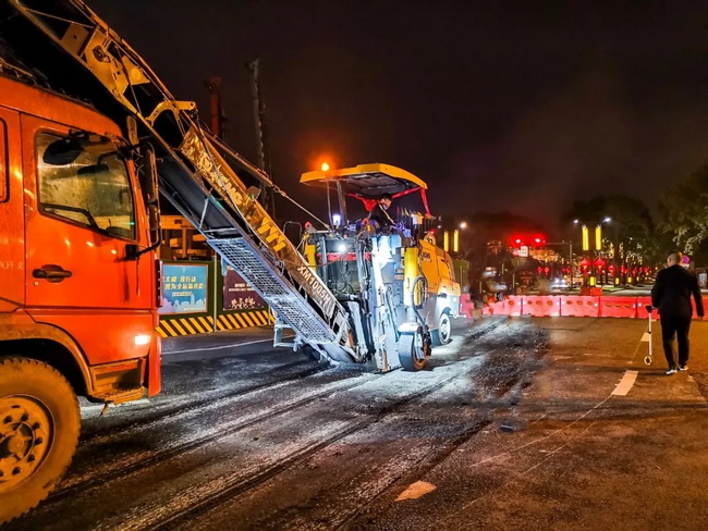 MK网XM1005H铣刨机铣刨深度约为4cm沥青层