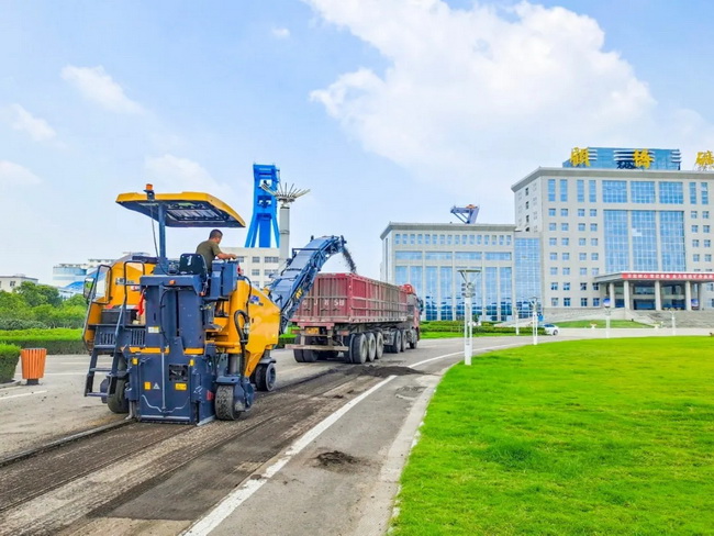 MK网XM1005F铣刨机在顾桥煤矿施工厂区路面