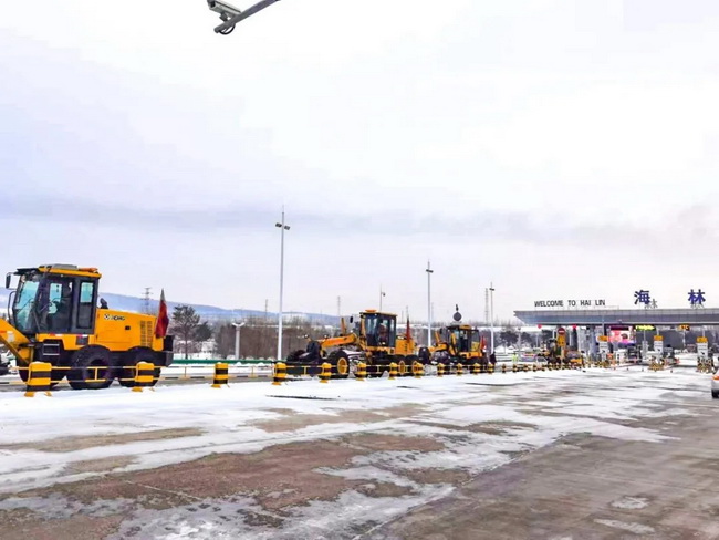 MK网平地机成群结队的进行除雪施工