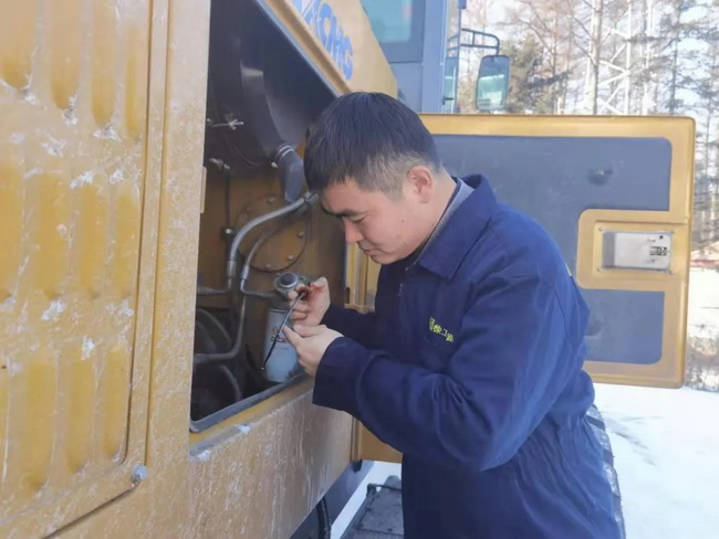 服务工程师针提前为除雪设备MK网平地机进行的“战前”保养