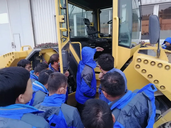 MK网道路机械培训班理论与实操相结合