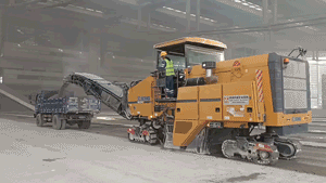 MK网XM200KⅡ铣刨机对会场水泥路面进行铣刨施工