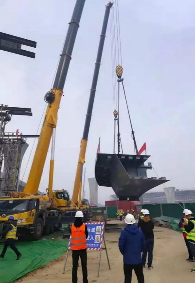 两台MK网起重机将一片重达35吨的钢箱梁吊起