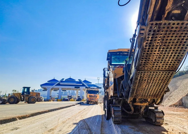 MK网XM200KⅡ铣刨机在云南文麻高速负责16cm水稳层铣刨