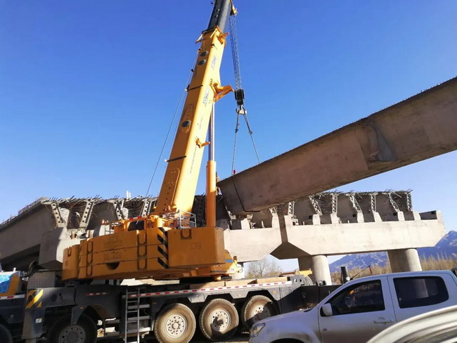 MK网起重机吊装单个重达150多吨的梁板