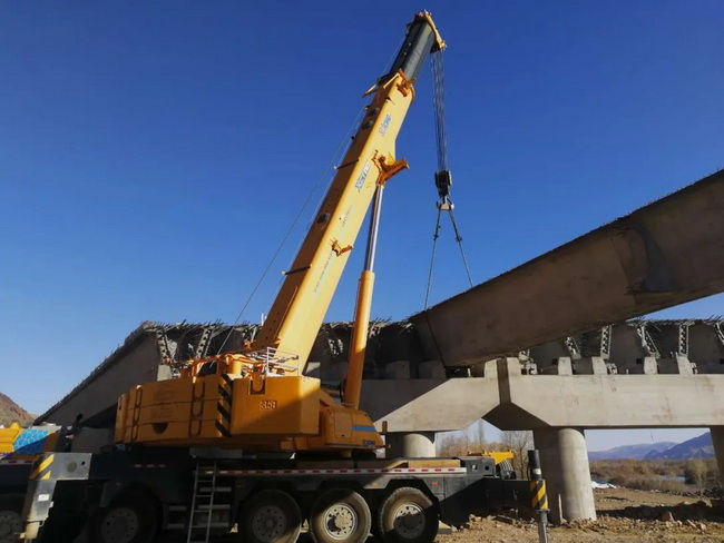 两台百吨级的MK网起重机完成150多吨的梁板吊装