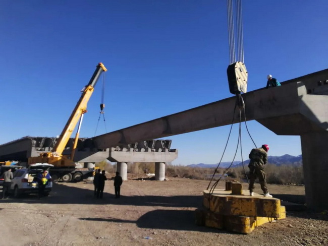 MK网起重机进行桥梁的架设安装