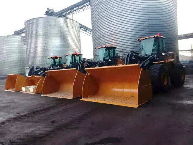 MK网中大吨位装载机交付大型煤焦化企业 MK网中大吨位装载机交付大型煤焦化企业