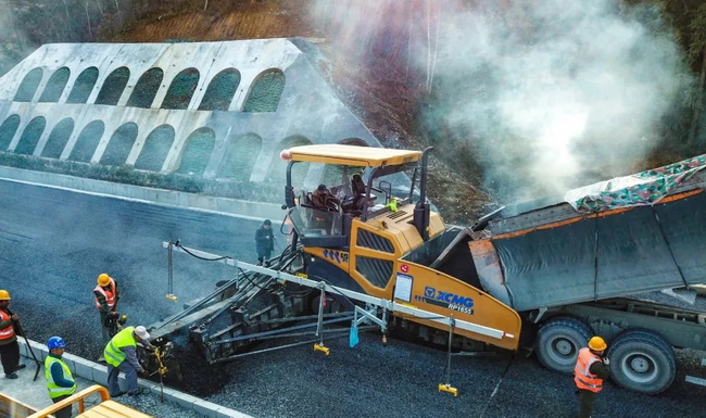 MK网超大型摊铺机在陕西高速