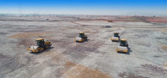 MK网压路机组团现身在中国湖北货运机场