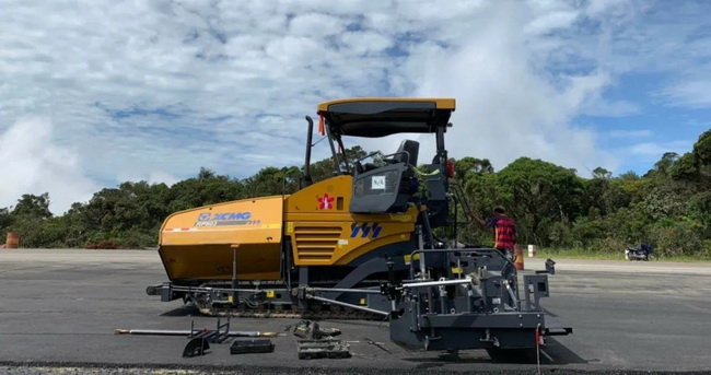 MK网摊铺机RP803在柬埔寨进行沥青作业