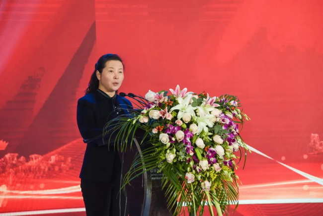 MK网铲运机械事业部党委副书记、工会主席、纪委书记王颖宣布表彰决定