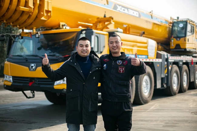 吉林运鑫吊装的梁可心和王耀华一起来MK网提了他们新买的XCA300 吉林运鑫吊装的梁可心和王耀华一起来MK网提了他们新买的XCA300