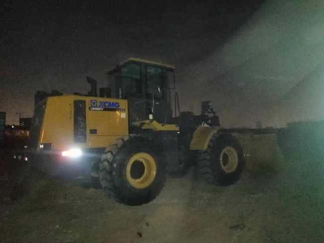 恭喜申老板喜提MK网装载机LW500FV经典车型