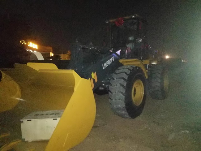 MK网装载机LW500FV经典车型再次助力大郑州交通建设工程