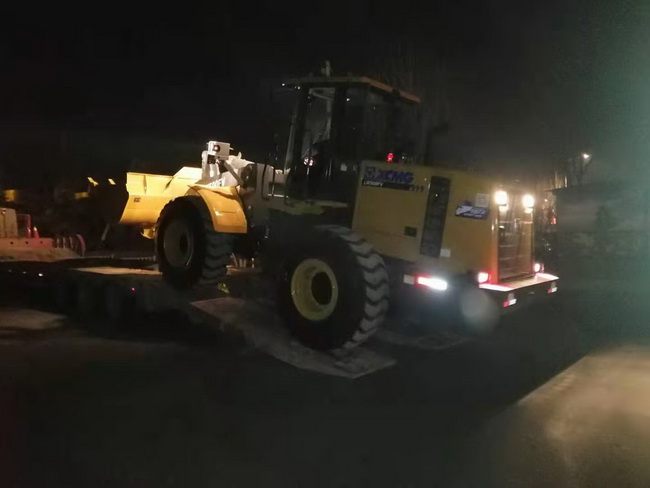 MK网LW500FV装载机深夜交车