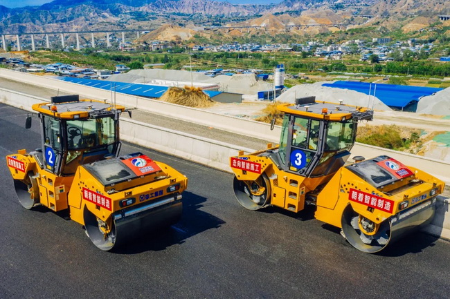 MK网无人集群路面机械施工攀大高速桥梁隧道