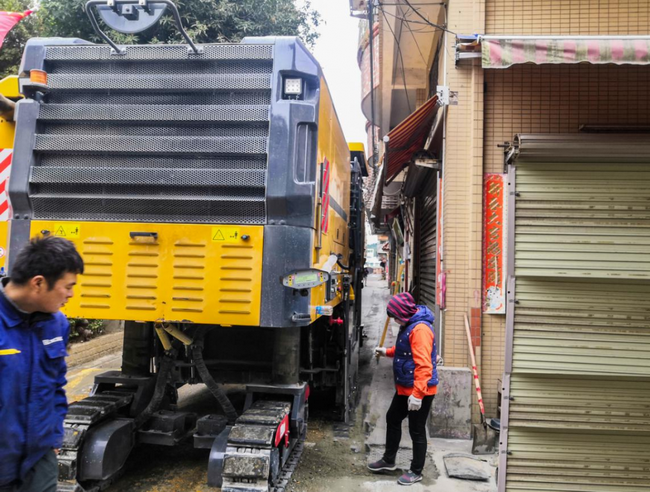 MK网五系列铣刨机XM2005K在广州市番禺区傍江西村参与市政路面养护施工