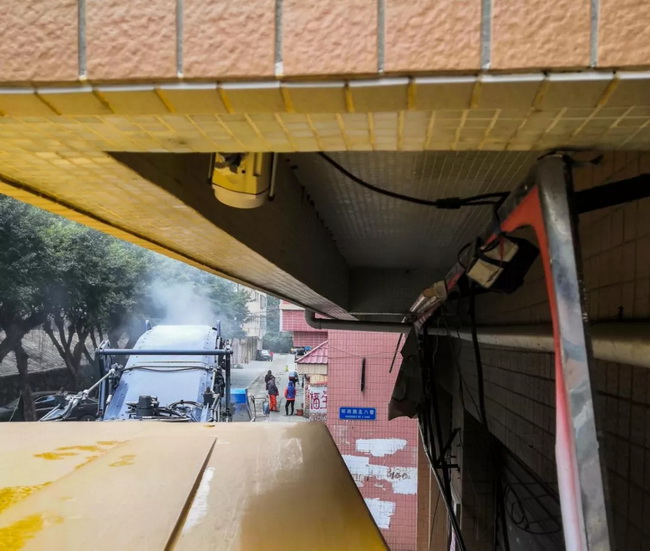 MK网铣刨机XM2005K在广州市番禺区参与市政路面养护施工