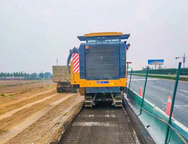 MK网铣刨机XM200KⅡ荣乌高速施工