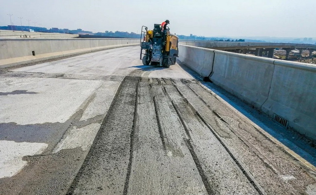 MK网铣刨机XM503KL湖光快线高架施工