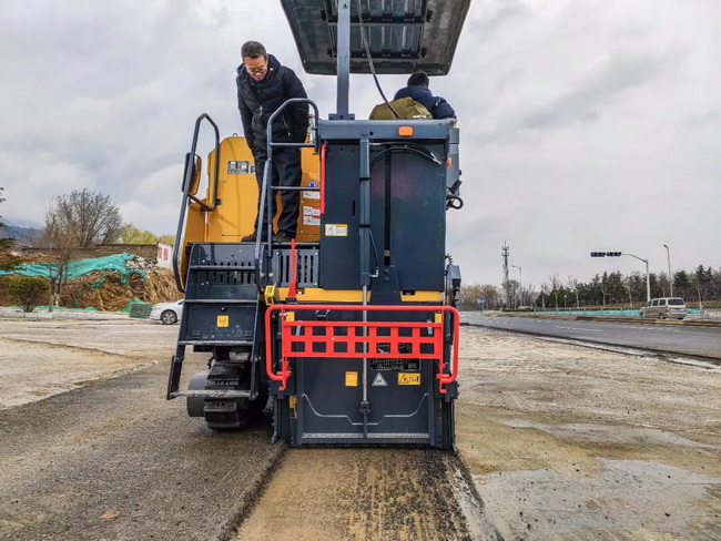 MK网铣刨机XM1205F河北公路施工