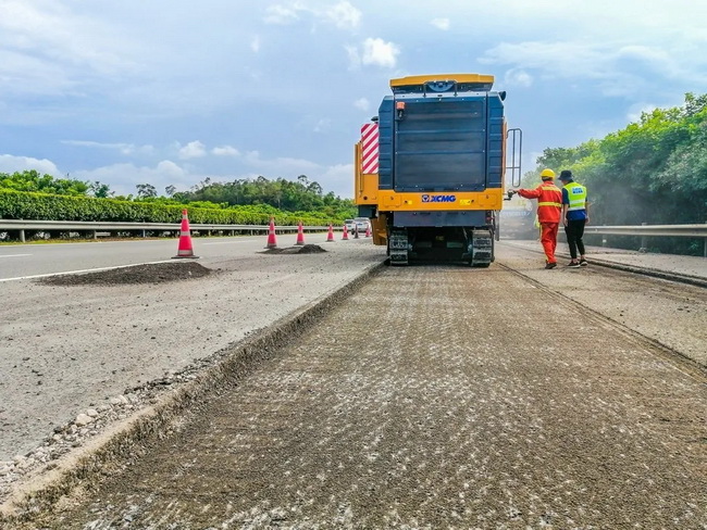 MK网铣刨机XM200KⅡ G15高速施工