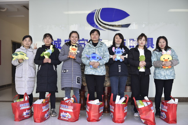 MK网为女神们准备了精美礼品