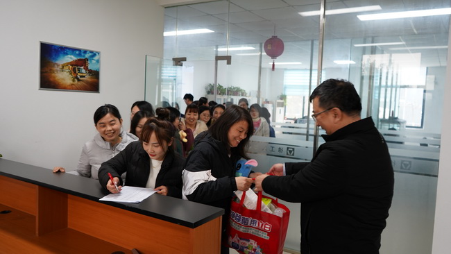 MK网 总经理袁总为女神们送礼品