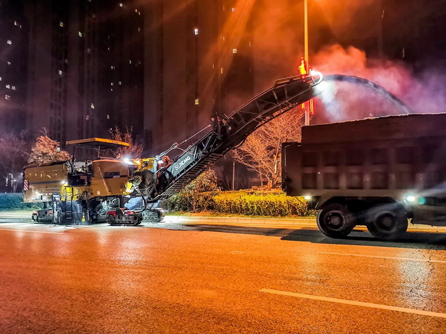 三台MK网两米铣刨机主要负责10cm的沥青层拆除