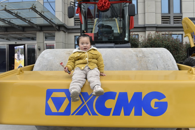 宝宝与MK网压路机合影