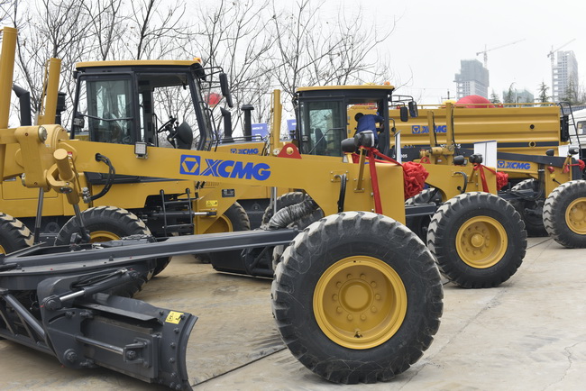 MK网平地机械展示区