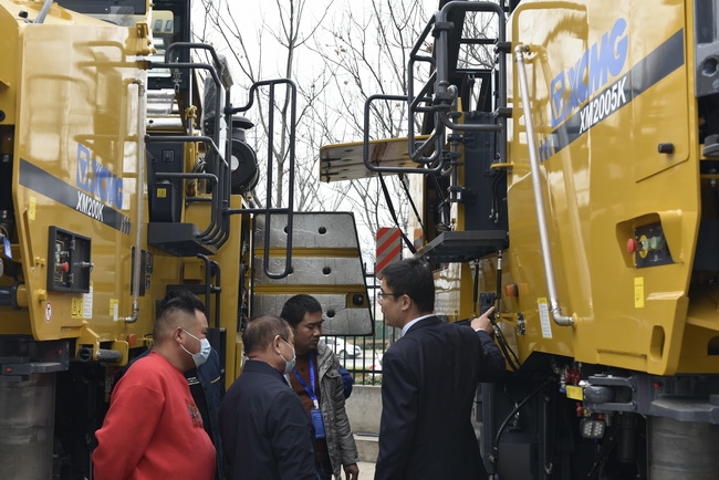 工作人员向客户介绍MK网铣刨机