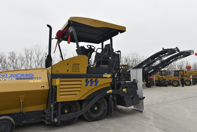 MK网摊铺机械展示区