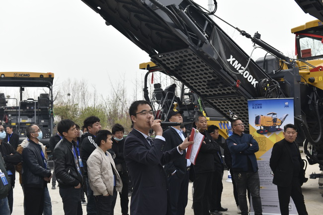 MK网铣刨机现场展示