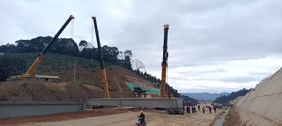 MK网百吨级起重机边坡防护施工 