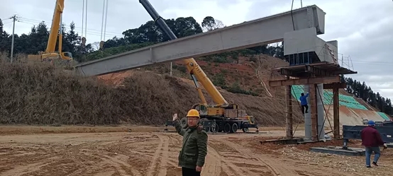 MK网起重机在莆炎高速执行吊装任务