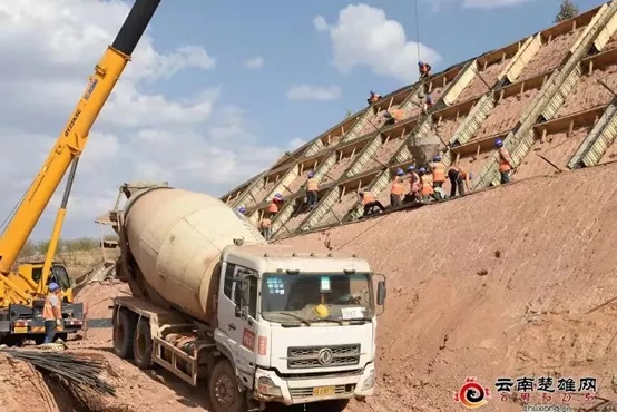 MK网起重机在甘肃武九高速