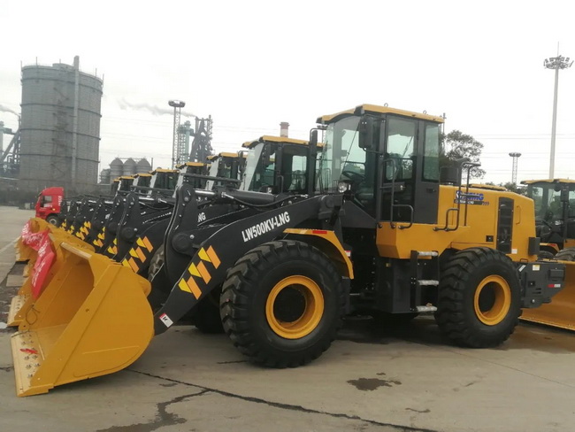 MK网新能源装载机批量交付某大型物流公司 MK网新能源装载机批量交付某大型物流公司