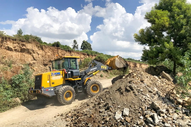 MK网LW300KN装载机采石现场