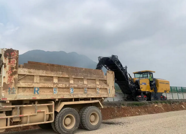 MK网XM2005K“骑墙”施工深汕高速扩建工程