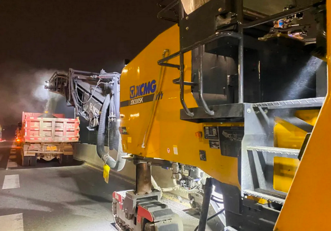 MK网XM2005K在广州新光快速公路上施工