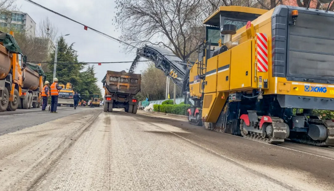 MK网铣刨机对该市政路面进行精铣刨作业