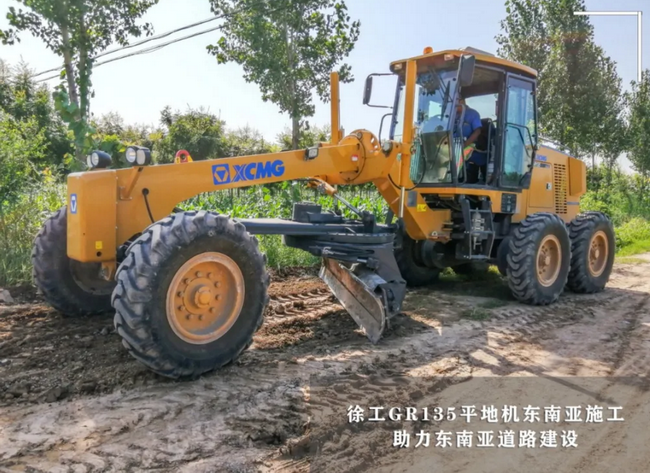 MK网GR135平地机助力东南亚道路建设 MK网GR135平地机助力东南亚道路建设