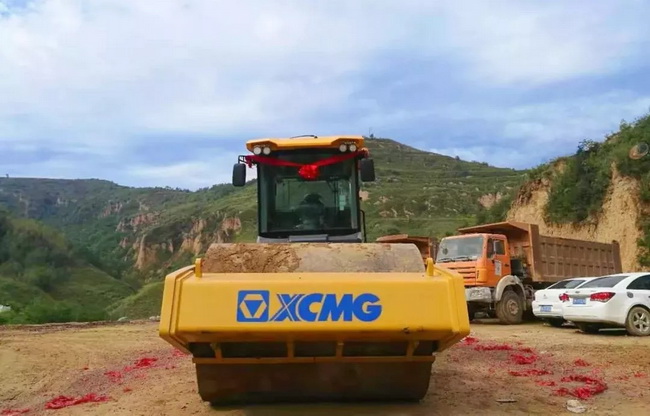 MK网XS225JS电控直接换挡压路机