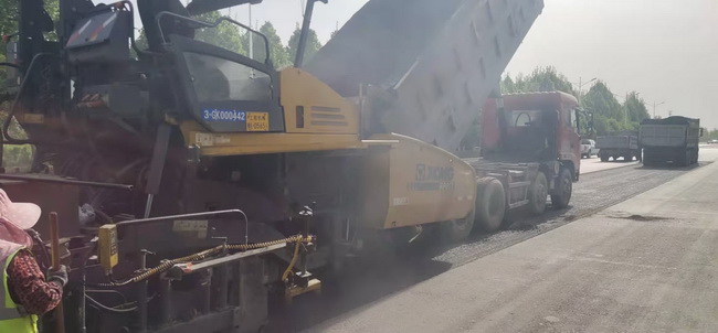 MK网铣刨机助力漯河市公路建设