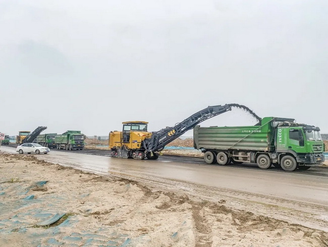 MK网两台大型铣刨机在新郑机场施工 MK网两台大型铣刨机在新郑机场施工